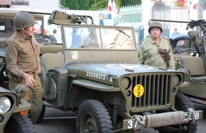 Un défilé de Jeeps au cœur d’Auxerre : les « belles américaines » libèrent la ville…