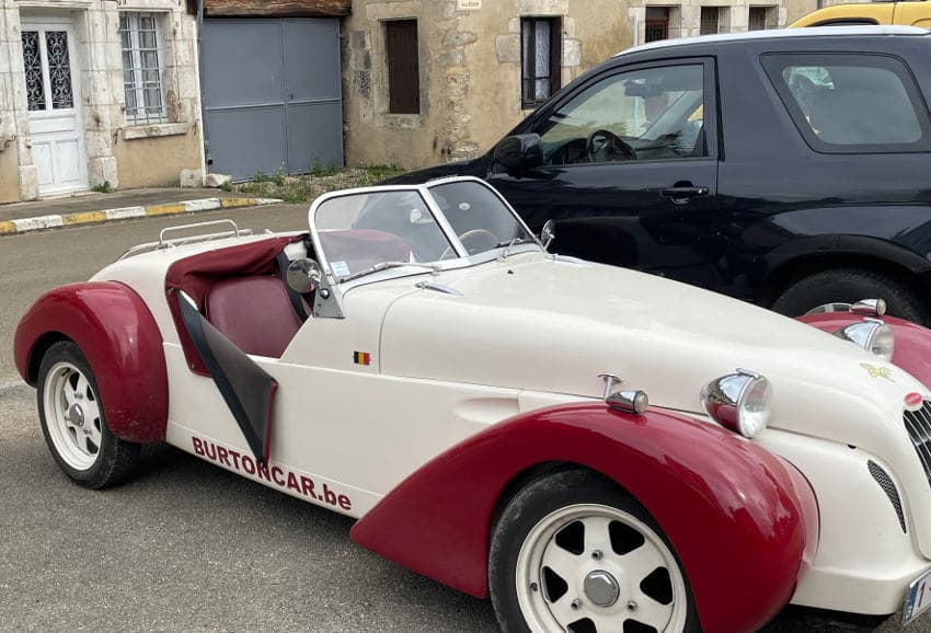 Clin d’œil : une rareté au look de « Deudeuche » stylisée s’arrête dans l’Yonne, une Burton !