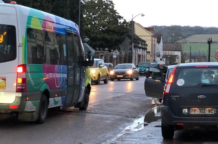Incivilité : les automobilistes abusent du stationnement sur l’espace réservé aux bus scolaires à Villeneuve-sur-Yonne