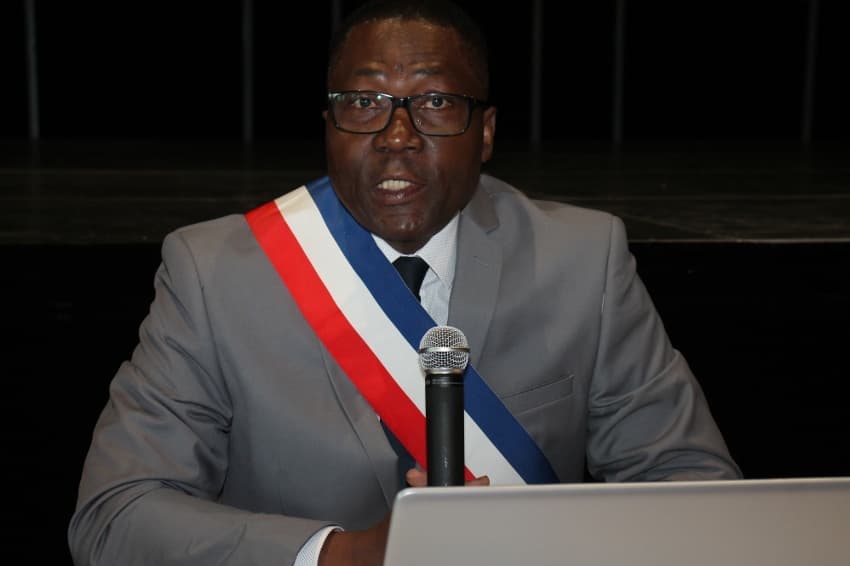 19 voix l’installent dans le fauteuil de maire : Magloire SIOPATHIS revêt l’écharpe tricolore à APPOIGNY…