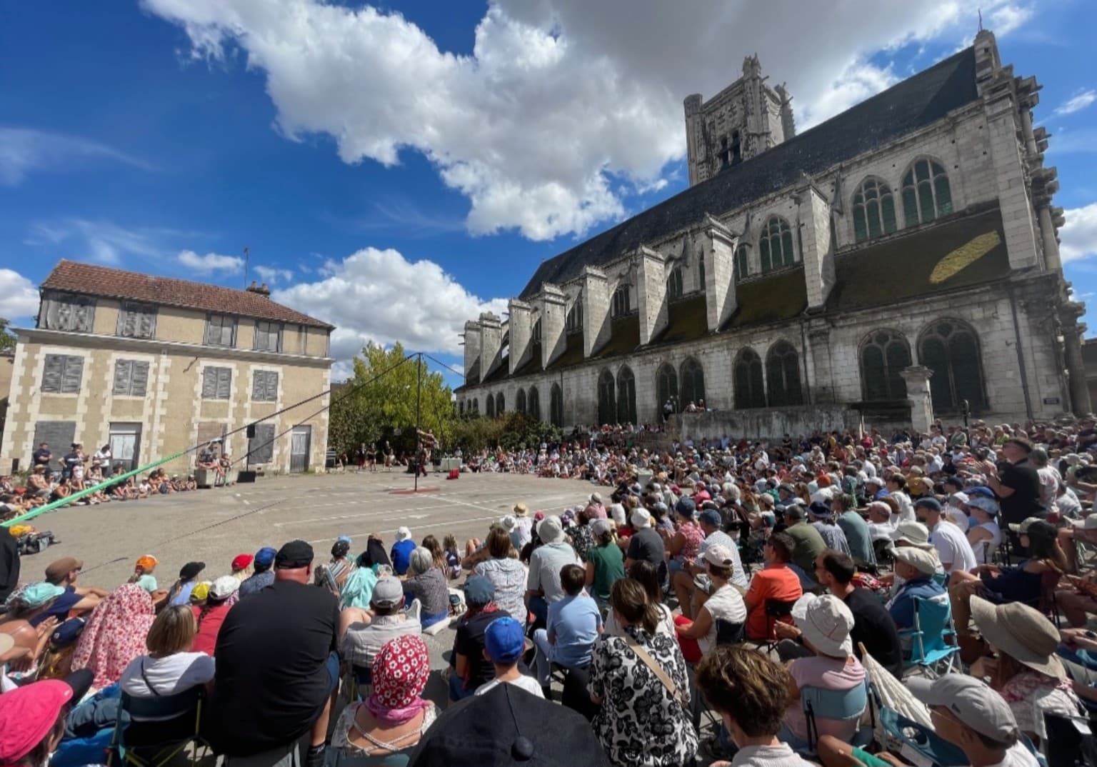 Rues barrées à Auxerre : une deuxième journée entre prouesses et poésie