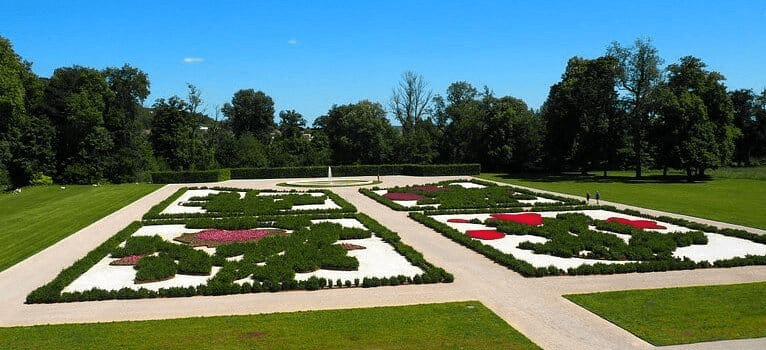 Le château d'Ancy-le-Franc troque ses fleurs contre du bois coloré