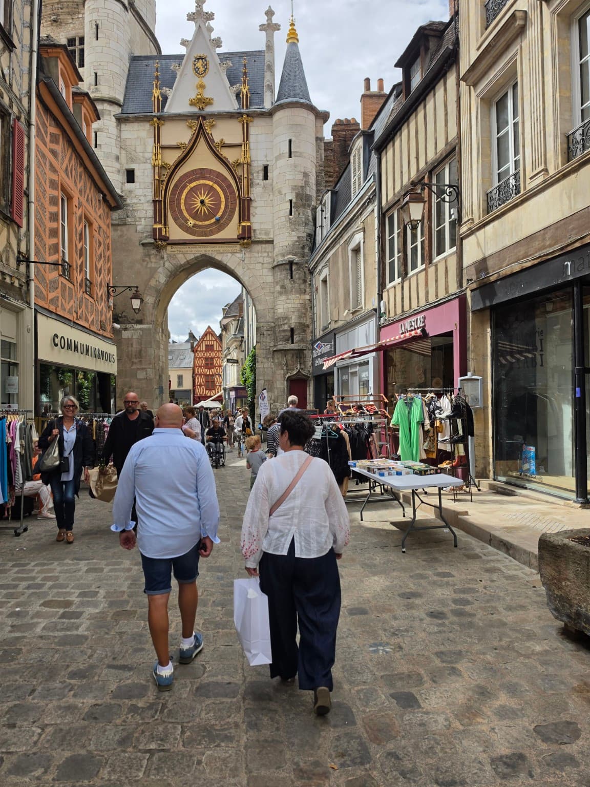 Auxerre : la grande braderie remet du monde dans les rueset du baume au commerce