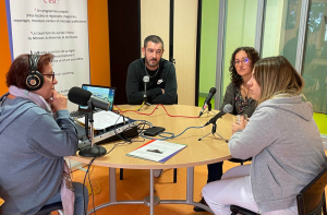 « Immersion totale pour l’animatrice/journaliste Maria DA SILVA et l’équipe de Radio Avallon au sein du pôle santé mentale du centre hospitalier de Semur-en-Auxois en Côte d’Or. A la clé, plusieurs heures d’enregistrements composés de témoignages de praticiens, infirmières, soignants et patients qui seront diffusées entre le 06 et le 19 octobre lors de la Semaine de la Santé mentale. Une semaine devant se prolonger en réalité sur trois périodes hebdomadaires courant sur octobre sur Radio Avallon ! ».