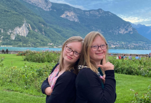 « Maman de deux jeunes filles âgées de 19 ans et porteuses de la trisomie 21, Alexandra DUFOUR a décidé de livrer un combat de sensibilisation auprès de toutes les strates de la société pour que les professionnels des IME et autres centres médico-social ne soient pas les oubliés du Ségur de la santé… ».