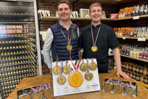 « Depuis le 07 mai, elles sont prêtes à être dégustées les médailles en chocolat de chez CHOPARD ! Offrant une façon délicieuse et ludique de célébrer les réalisations sportives et de rassembler les amateurs de chocolat du monde entier autour de l&#039;événement mondial des Jeux Olympiques, l’initiative concoctée par Geoffrey CHOPARD, dirigeant, et son chocolatier, Simon CORNU devrait faire mouche chez les aficionados de la fève de cacao ! ».