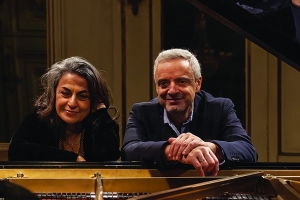 « Les mélomanes devraient connaître leur lot d’émotions à l’écoute de ce duo de virtuoses de belle envergure qui s’est produit sur les plus grandes scènes américaines et européennes. A voir le mercredi 26 août à La Closerie… ».