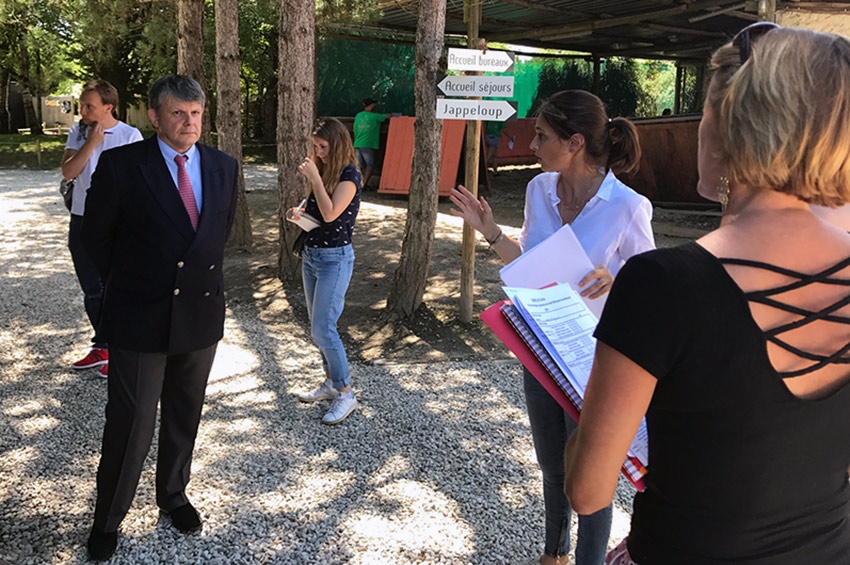 &quot; Le centre équestre de CHEVILLON a reçu la visite du préfet de l’Yonne juste au début de la période estivale…&quot;.