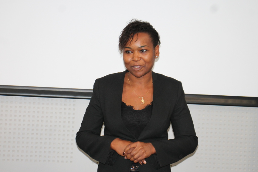 « Elle déborde d’un imaginaire fertile et créatif, la « reine Christina » NGOUMBI, qui propose des crèches au format de plus en plus atypique ! La dernière d’entre elles s’ouvre ce jour à Albertville en Savoie, en se basant sur le concept de l’intergénérationnel, au sein d’une résidence senior… ».