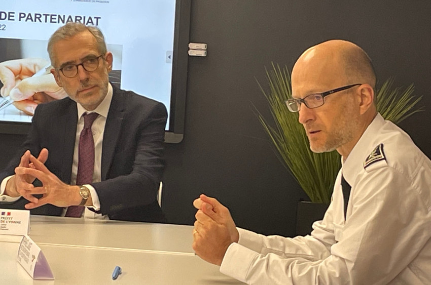 « Ce sera bientôt un adieu avec son poste de directeur départemental de la Sécurité publique dans l’Yonne pour le commissaire divisionnaire Raphaël JUGE, sur le départ en ce mois de juillet…En arrière-plan, le préfet Henri PREVOST qui officie dans la Marne aujourd’hui… ».