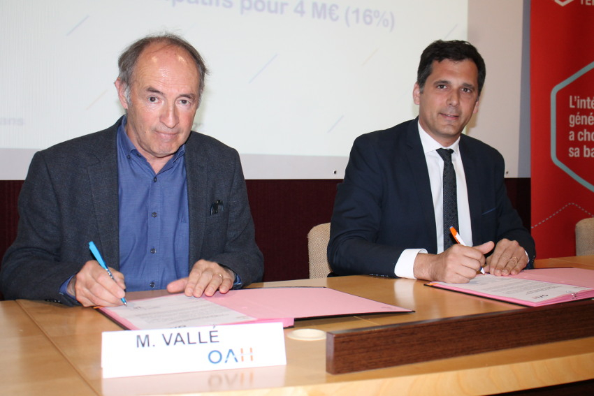 « Signature en bonne et due forme entre Vincent VALLE, président de l’OAH et Mathieu AUFAUVRE, directeur général de la Banque des Territoires BFC. Une convention qui encourage le développement du Plan Stratégique du Patrimoine à dix ans sur l’Auxerrois, doté de 135 millions d’euros d’investissement ».