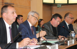 « Enthousiastes, à quelques exceptions près, les conseillers départementaux de l’Yonne ont voté favorablement à l’accord de principe de garantie d’emprunt en faveur des projets de l’AJ Auxerre, le pensionnaire footballistique de Ligue 2, tout près de l’élite ! Sauf, Yves VECTEN s’est opposé à ce choix, approuvé quant à lui par Grégory DORTE et Patrick GENDRAUD… ».