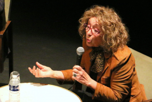 « Le public du théâtre d’Auxerre ne s’est pas privé de poser des questions pertinentes aux invités de ces « Entretiens 2022 » concoctés par le Cercle CONDORCET dont Mazarine PINGEOT, en visioconférence, la sénatrice Dominique VERIEN, l’ethnologue Pascal DIBIE et l’ancienne animatrice de télévision, Mireille DUMAS (visuel de une)… ».