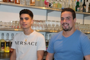 « Agés de 21 et 25 ans, les frères LEGRAS (Grégory et Ludwig) dirigent via une SAS le nouveau concept devant faire mouche à l’avenir pour animer les soirées du Sénonais. En y intégrant des disciplines ludiques peu connues, les responsables de L’EMERAUDE LOUNGE veulent s’ancrer durablement sur le territoire avant de prêcher la bonne parole un peu plus loin, peut-être avec de la franchise… ».