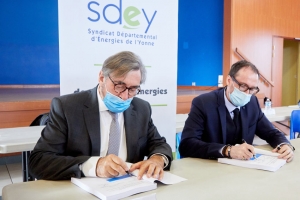 « Le Syndicat départemental des Energies de l’Yonne (SDEY) représenté par son président Jean-Noël LOURY a confié pour une durée de trente ans la gestion de la distribution de l’électricité à ENEDIS, partenaire de confiance. Une opération à laquelle était associé le fournisseur d’électricité EDF… ».