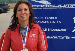 « Nouveau titre de championne de France pour la présidente et directrice technique du centre de parachutisme de Saint-Florentin, Manue NICOLS le week-end dernier ! C’est dans une soufflerie à Lille que la spécialiste du vol relatif a glané cette récompense en VR 8 devant les meilleurs spécialistes de la discipline… ».