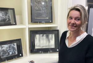 « Le succès est au rendez-vous pour l’exposition « Noir + Blanc » accueillie à l’espace MOUV’ART à Auxerre, où seize artistes donnent leur vision de la dualité chromatique pleine de symboles entre les deux couleurs. A l’instar d’Isabelle DUARTE qui propose un zeste d’ésotérisme discret et mystérieux dans certaines de ses œuvres… ».