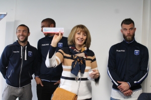 « Les commentaires avisés du directeur sportif de l’AJA Cédric DAURY, la découverte de nouveaux modèles de véhicules à tester et la philosophie pédagogique inculquée au centre de formation ont constitué la trame essentielle de cette opération de relations publiques menée par le groupe JEANNIN Automobiles auprès les dirigeants d’entreprises de la région…Nadine BETHERY, responsable de la concession AUDI fait gagner un heureux lauréat ! ».