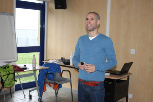 « Conférencier et coach de vie, le sportif de l’extrême Paul FONTAINE, originaire du Jura, a été retenu pour être l’un des 11 000 porteurs de la flamme olympique l’été prochain. Chantre des valeurs de l’amour et du partage, il a entamé un cycle d’atelier et de conférence avec les étudiants du BTS Commerce international du groupe scolaire Saint-Joseph-la-Salle à Auxerre… ».