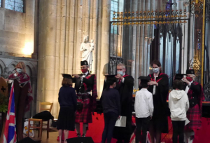 « Devant plus de 400 personnes, les élèves du groupe scolaire Saint-Joseph-La-Salle et de l’école Sainte-Marie ont reçu des distinctions pour leur maîtrise de la langue de Shakespeare à la cathédrale Saint-Etienne à Auxerre… ».