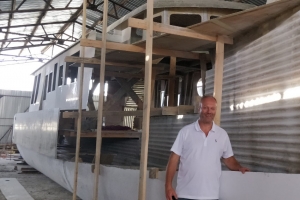 « Créatif et entrepreneur dans l’âme, Laurent BOUQUET DES CHAUX étudie la possibilité de proposer un service de maintenance aux embarcations fluviales transitant par le port de plaisance d’Auxerre. En parallèle, il achève la construction de son premier bateau qui devrait être livré à Auxerre d’ici l’été 2020 pour y être vendu à des investisseurs… ».