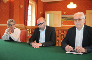 « C’est un Nicolas SORET serein mais déterminé qui est apparu face à la presse lors de sa première conférence en qualité de prétendant à la députation sur la troisième circonscription sous la bannière du Nouveau Front Populaire. Même s’il le dit lui-même, il reste avant tout un socialiste pur jus et fidèle à ses convictions ; ce que confirmera la présidente de la Région BFC Marie-Guite DUFAY venue l’encourager… ».