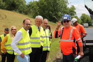 « Patrick GENDRAUD, Christophe BONNEFOND et Nicolas SORET, du Conseil départemental de l’Yonne, sont venus superviser les travaux de réparations de chaussée entrepris sur la route départementale 606 entre les communes de Villecien et Villevallier. La portion d’1,7 km bénéficie d’un nouvel enrobé : elle retrouvera sa circulation normale à partir du 19 juin… ».