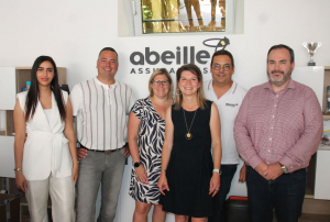 « Une nouvelle agence assurantielle est désormais opérationnelle dans le centre-ville de Toucy, avec l’implantation de la succursale à l’estampille de la compagnie « ABEILLE Assurances ». Déjà implantés à Auxerre, ce sont les trois agents généraux, Alice MONGIN, Paul VIGNET et Alexandre RAUXET qui en dirigeront son développement en étant plus proche de sa clientèle de professionnels et d’agriculteurs… ».