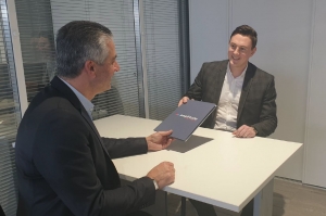 « C’est une initiative profitable à l’emploi sur sa zone de chalandise qu’a instauré le groupe automobile AMPLITUDE depuis un an. En ouvrant sa propre école de vente, l’entreprise de Gérald RICHARD s’autorise une réflexion poussée vers d’autres pistes de développement des métiers au sein des concessions à l’instar de la vente et sans doute du SAV… ».