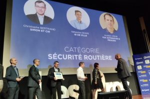 « L’entrepreneur de l’Yonne Christophe BERTRAND (SIMON &amp; CIE) vient de recevoir des mains du délégué adjoint de la Sécurité routière David JUILLARD le trophée argent du challenge annuel « Les Pros ont du talent ». Un prix récompensant les entreprises de moins de 25 salariés ayant pris des initiatives favorables à la sécurité de leurs collaborateurs sur la route… ».