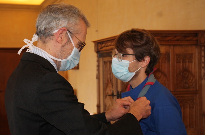 « Le jeune Roméo LOMBARDO, 21 ans, a reçu des mains du préfet de l’Yonne Henri PREVOST la médaille du courage et du dévouement, saluant son sauvetage héroïque pour avoir secouru un pêcheur tombé dans l’Yonne en janvier 2020 à Joigny en présence d&#039;élus du JOVINIEN et du colonel Jérôme COSTE, directeur du SDIS 89… ».