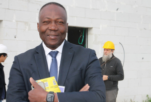 « Le maire de la commune Magloire SIOPATHIS est favorable à l’initiative portée par la Fédération Française du Bâtiment de l’Yonne chaque année, à savoir les fameuses « Coulisses du Bâtiment ». Accueillis sur le chantier de l’Office Auxerrois de l’Habitat (OAH) – la construction de 30 logements locatifs sociaux à Appoigny -, ce sont près de 900 collégiens et lycéens, ainsi que des personnes en reconversion professionnelle qui ont pu ainsi découvrir les différents métiers de la filière de ce secteur artisanal… ».