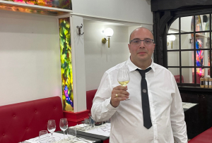 « Le concept est unique dans l’Yonne : la présence d’un bouillon sur le modèle parisien ! « Le Bouillon Auxerrois » propose depuis aujourd’hui en plein cœur de la capitale de l’Yonne une cuisine composée de classique de la gastronomie populaire à base de produits frais et locaux. Comme le précise Cyril PARMENTIER, ici, les prix seront ultra doux, et les étudiants bien accueillis ! ».