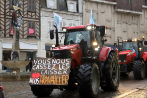 « Munis de leurs pancartes aux slogans percutants qui font mouche, les tracteurs des agriculteurs en colère envahissent le cœur de ville d’Auxerre afin de sensibiliser les consciences, notamment celles des urbains qui doivent aussi se préoccuper de la souveraineté alimentaire…et de la crise existentielle des ruraux ».