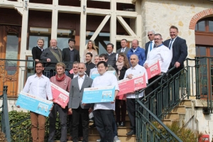 « Les trois lauréats des « Talents Gourmands 2018 » repartent avec une enveloppe de 3 000 mille euros chacun. Les six autres finalistes ne sont pas bredouilles pour autant : mille euros viennent récompenser leur maîtrise du travail bien fait. La quatrième édition de ce challenge culinaire propre à notre territoire, décliné dans une vingtaine de caisses régionales, est l’œuvre du Crédit agricole Champagne Bourgogne et du Bottin Gourmand. De l’avis de Michel DRAPPIER, président du jury : « les produits de ce concours étaient tout simplement remarquables… » ».