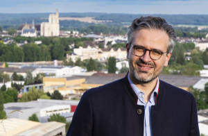 « A 48 ans, et peu connu de la vie politique départementale, le candidat de la droite républicaine (sans avoir l’estampille officielle des LR), Grégoire WEIGEL veut jouer pleinement sa carte dans la troisième circonscription aux côtés de son suppléant, Louis-Marie AUBE. A nom de la liberté, de la dignité et de l’autorité… ».
