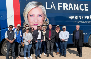 « Le Rassemblement National utilise treize bus à l’échelle de l’Hexagone pour circuler où bon lui semble durant l’ultime ligne droite de la campagne. Un de ces véhicules a fait une halte remarquée à Auxerre où Julien ODOUL a tenu une conférence de presse… ».