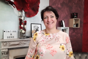 « Ouverte depuis le 28 novembre, la boutique « Intime et Sens » est l’un des rares love shop à fonctionner, même au ralenti, dans l’Yonne. Qu’à cela ne tienne : sa gérante Rafaele BORGES espère se rattraper dès que les autorisations préfectorales rendront possible la réouverture des professionnels de la nuit avec une programmation événementielle spéciale… ».