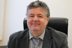 « L’annonce a été rendue officielle le mercredi 16 mai lors de la célébration du bicentenaire de l’établissement Saint-Joseph la Salle à Auxerre : Gabriel ANDREI clôturera d’ici quelques semaines sa huitième et dernière année à la tête du groupe scolaire de l’Yonne. A l’automne, il aura à assurer la gestion d’un important centre pédagogique lassalien en Ile de France. Son successeur n’est pas encore connu… ».