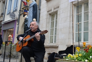 « Ce sera une manifestation pacifique mais une protestation énergique et vigoureuse contre l’interdiction d’ouvrir les salles de spectacle et de recevoir du public. L’auteur-compositeur et interprète de l’Yonne demande la réouverture immédiate en tant qu’artiste et directeur d’un théâtre des espaces culturels… ».