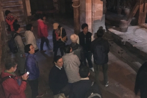 « Le groupe de touristes en provenance de Hong-Kong a pris le temps de découvrir les atouts spécifiques de Vézelay et la qualité de ses vins. L’agence IDEGO avait choisi le domaine Maria CUNY pour concevoir cette excursion orientée sur un mix entre tourisme, culture et terroir… ».