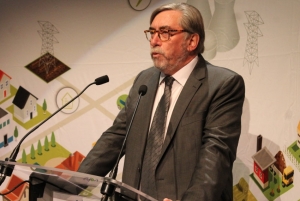 « Du deux en un pour le SDEY en 2021 ? Les Assises de l’Energie et le Salon de l’Eclairage Public et de l’Innovation pourraient être mutualisés en termes d’organisation à la même date en octobre. La meilleure des solutions en cette année de crise sanitaire pour son président Jean-Noël LOURY… ».