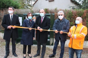 « Le deuxième « point de mutualisation de zone » (PMZ) de la localité de l’Auxerrois a été inauguré par le maire d’Augy Nicolas BRIOLLAND et les responsables de l’opérateur ORANGE, Véronique MORLIGHEM, déléguée régionale en Bourgogne et Alexandre ORCEL, qui assure le développement des usages du numérique dans la Nièvre et l’Yonne…. ».