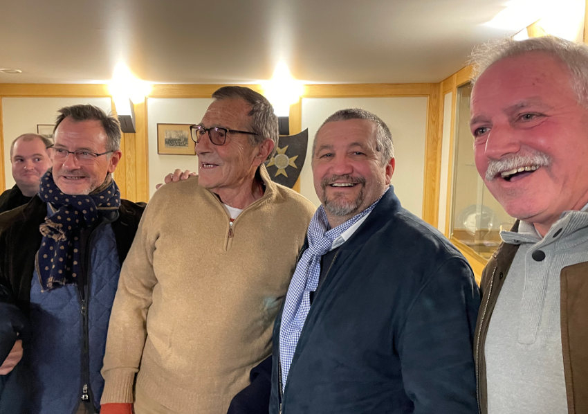 « L’ex-roi de la volaille, Gérard BOURGOIN, est venu saluer le staff directionnel de GROUPAMA Paris-Val-de-Loire lors de l’avant-match de la rencontre AJA/Valenciennes. Une photo de famille avec le sourire pour les intéressés, Eric GELPE, Gérard BOURGOIN, Laurent BOUSCHON et Pascal MAUPOIS… ».