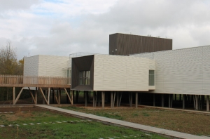 « Le Pôle environnemental communautaire brille par son inactivité chronique depuis des mois. En attendant que l’Agglomération de l’Auxerrois tranche sur son devenir, sous sa forme actuelle, ou en affectant l’infrastructure à l’accueil de nouvelles potentialités de développement. Pour l’élu écologiste et défenseur du concept, Denis ROYCOURT, cette inertie s’assimile à un vrai gâchis… ».