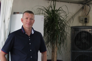 « L’entrepreneur Thierry PRAT, artisan chauffagiste, ne pouvait être absent de la foire commerciale de Tonnerre qui lui sert régulièrement de vitrine de communication. Satisfait de sa présence sur cette nouvelle édition, le dirigeant de PRAT CONFORT SERVICES avait hâte de retrouver le chemin des affaires après les langueurs estivales… ».