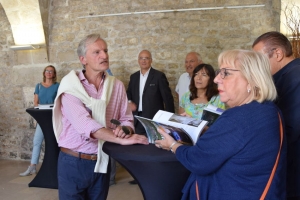 « Le président de l’Agglomération de l’Auxerrois Guy FEREZ a réagi à chaud après le lancement officiel de l’ouvrage consacré à son territoire. Satisfait de sa réalisation, il voit en ce livre une formidable manière de renforcer la promotion économique de la zone géographique dont il assure la gestion…».