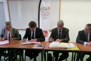 « Quatre signataires pour le renouvellement d’un accord qui favorise le développement économique et l’essor des entreprises artisanales en Bourgogne Franche-Comté. Les représentants du monde consulaire et bancaire ont montré leur parfaite entente pour optimiser ce plan quinquennal ayant déjà porté ses fruits… ».