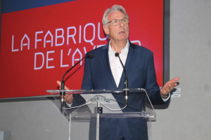 « Maître de cérémonie de la soirée introductive sur l’intelligence artificielle accueillie à la Maison de l’Entreprise, Claude VAUCOULOUX a su d’emblée poser les bons jalons de cet évènement destiné à vulgariser la technologie dont les entreprises de toute typologie doivent s’imprégner désormais dans leur quotidien. Une IA qui ne fait pas le poids face à la stupidité naturelle, dixit Albert EINSTEIN ! ».