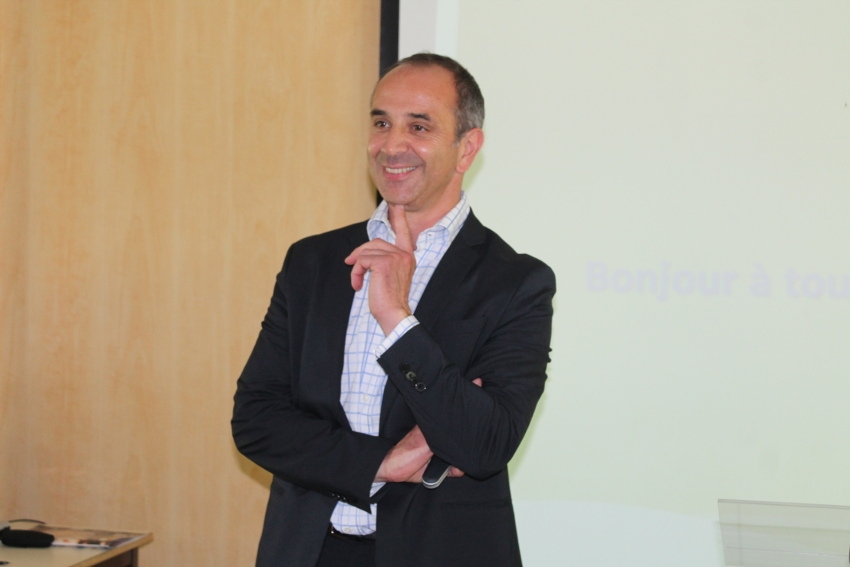 « Le futur directeur du groupe scolaire Saint-Joseph La Salle a fait ses premiers pas informels dans l’établissement auxerrois. Marc BESANCENEZ a ainsi pu présenter son parcours professionnel et sa vision stratégique de la gouvernance. Il quittera Reims où il occupa une fonction similaire avec succès durant seize ans… ».